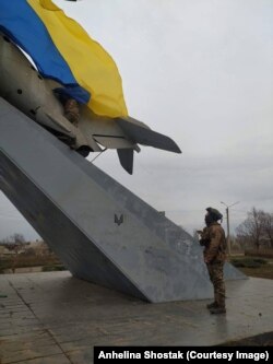 Військові повісили прапор Ангеліни при в'їзді в Бахмут