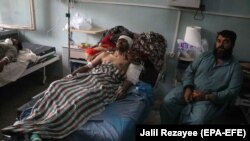 شماری از افراد ملکی که در نتیجه یک انفجار زخمی شده در یک شفاخانه هرات برای درمان منتقل شده اند. May 24, 2021