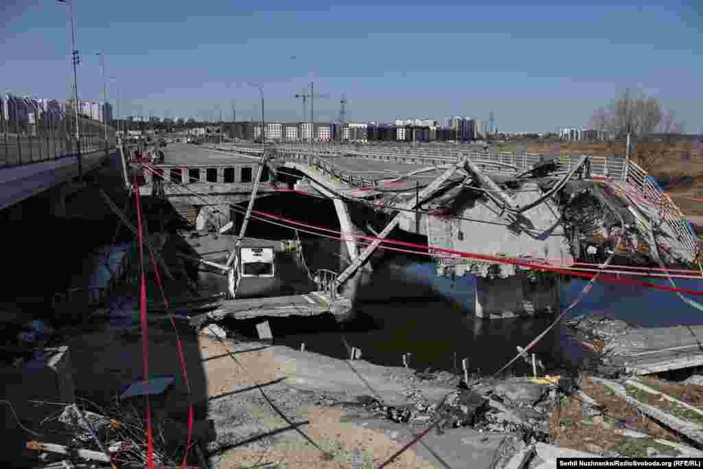 25 лютого 2022 року українські військові підірвали Романівський міст, щоб зупинити наступ армії РФ на Київ. 21 листопада 2023 року, поряд зі зруйнованим мостом відкрили новий через річку Ірпінь.Ліворуч фото від 11 березня 2022, праворуч – березень 2025 року