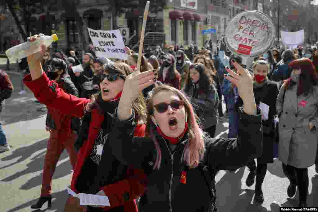 "Drejtësi për gratë" është mesazhi që përcjell kjo protestuese.&nbsp;