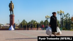 A monument to the late President Islam Karimov in Samarkand