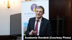Președintele Academiei Române, istoricul Ioan Aurel Pop spune că viitorul președinte are datoria să restaureze încrederea în elita conducătoare și că va obține asta doar dacă va încuraja învățătura și expertiza adevărate în societate. 