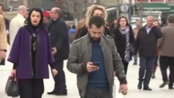 Të varur nga përdorimi i telefonave të mençur dhe internetit