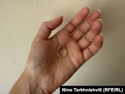 ხანდახან პარტნიორები ქალებს უკანასკნელ სამკაულსაც ართმევენ და ლომბარდში მიაქვთ.