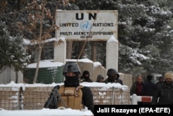 Un soldat afgan stă de gardă în fața biroului ONU din Herat, 29 ianuarie 2018.