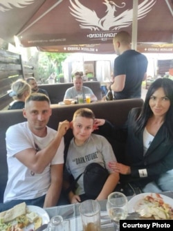 Марк Матяш-Мирний з батьками. Фото з особистого архіву родини