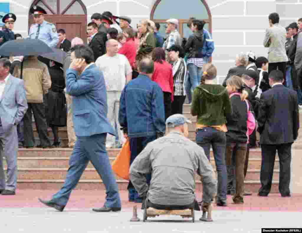 Желающие попасть в музей памяти жертв политических репрессий. Поселок Долинка Карагандинской области, 31 мая 2011 года.  - Желающие попасть в музей памяти жертв политических репрессий. Поселок Долинка Карагандинской области, 31 мая 2011 года.  