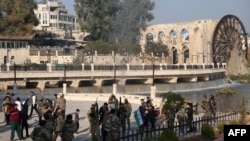 د سوریې په حما ښار کې حکومت مخالف وسله وال د یاد ښار تر نیولو وروسته را غونډ شوي دي.