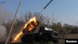 Військові 68-ї окремої єгерської бригади імені Олекси Довбуша ведуть вогонь з комплексу «Град» га Покровському напрямку, квітень 2025 року