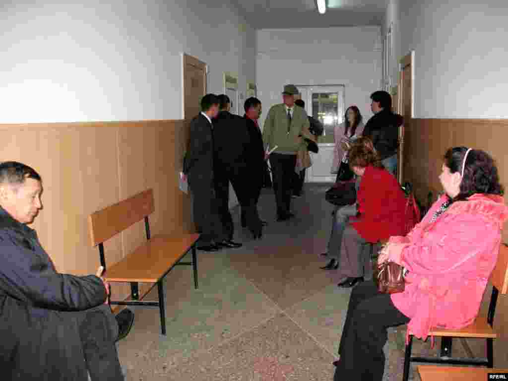 "Алма-Ата Инфо" газетіне қарсы сот басталғанда, басылым уақытша тоқтатылды. Алматы, 18 наурыз 2009 жыл.  - "Алма-Ата Инфо" газетінің үстінен сот басталғанда, газет уақытша тоқтатылды. Алматы, 18 наурыз 2009 жыл. 