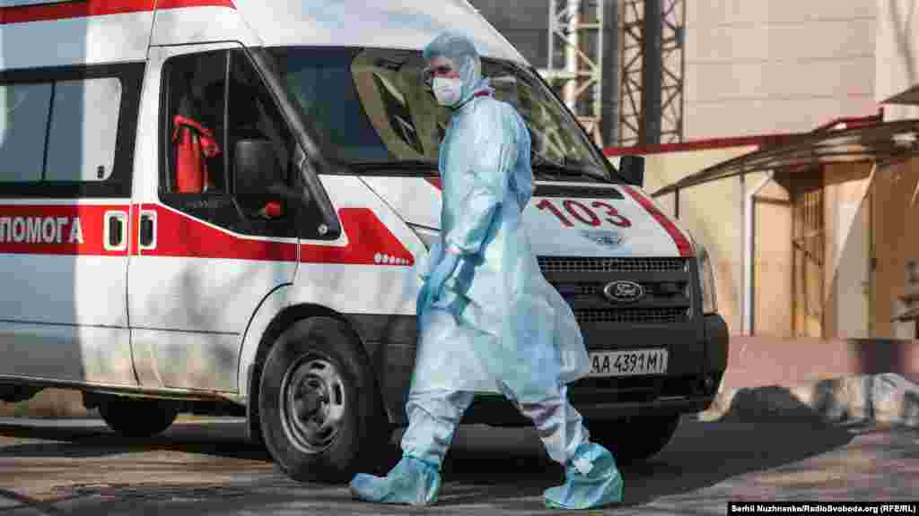 Напоготові тут чекають карети швидкої допомоги та медики у захисному спорядженні