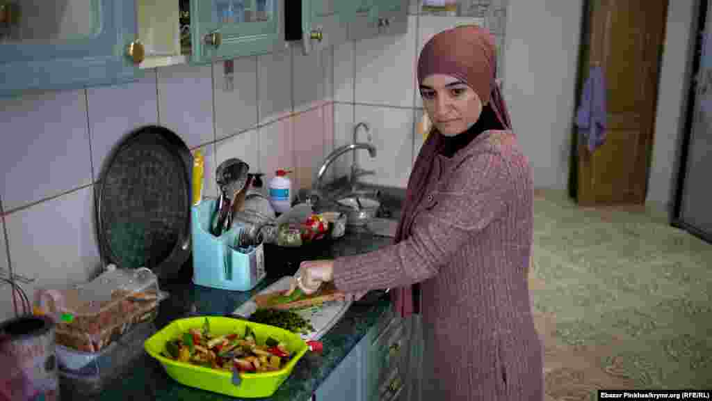 Лемара Мемедемінова управляється на кухні. В одному з інтерв'ю Крим.Реалії Лемара каже, що розцінює те, що трапилося з їхньою родиною, як випробування. &laquo;Завдяки цьому випробуванню ми стали ще впевненіше в собі, тому що ми знаємо, що ми нічого поганого не зробили, що наш народ показав себе тільки з хорошого боку&raquo; &nbsp;