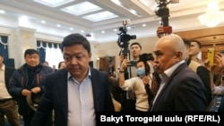 Канат Керезбеков жана Алтынбек Сулайманов. «Ала-Арча» резиденциясы. 2020-жылдын 14-октябры. Эки депутат шайлоо мыйзамын кароодогу кворум боюнча чатакташа кетти. 