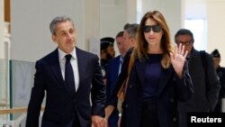 Ֆրանսիայի նախկին նախագահ Նիկոլա Սարկոզին կնոջ՝ Կարլա Բրունի-Սարկոզիի հետ ժամանում է Փարիզի դատարան, 25-ը սեպտեմբերի, 2025թ.