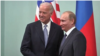 Poză de arhivă Joe Biden și Vladimir Putin în cadrul unei întâlniri din 2011 (captură video)