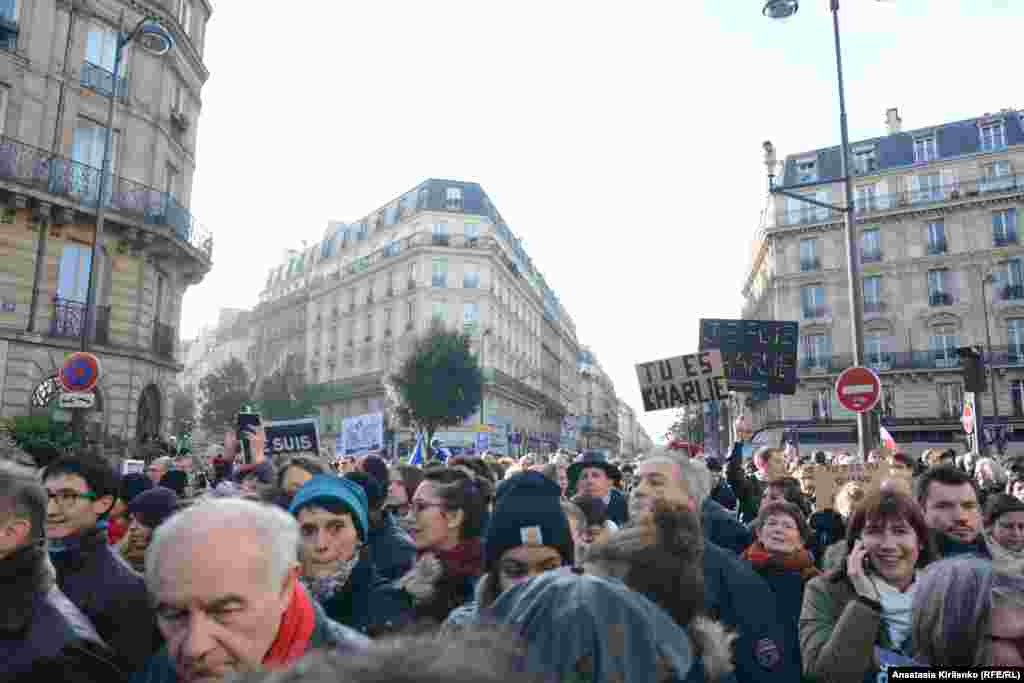 "Ты Шарли"; а также игра слов с именем Кабю - погибшего карикатуриста