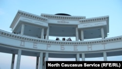 Повідомляється, що у Дербенті було вбито священика, також загинув охоронець церкви.