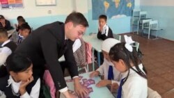 Базар-Коргон: Америкалык Бекжан англис тилин үйрөтүп, айылда ат чабат  