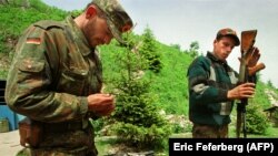 Dok se u Srbiji slave "heroji sa Košara", Albanci proslavljaju "pad Košara" kao najveću vojnu "pobedu" (Foto: Vojnici OVK na Košarama, maj 1999.)