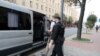 Затримання прихильника незареєстрованого кандидата Віктора Бабарика біля будівлі КДБ Білорусі в Мінську, 28 липня 2020 року