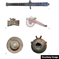 ერეკლე II-ის ზარბაზანი საქართველოს ეროვნულ მუზეუმში: ა) ზარბაზნის ლულა, ბ)ლითონის ცხოველები, გ) რუსული ედინოროგი, დ) სახაზინო ნაწილი ვინგრადით, ე)ლულის არხი ბურღის წრიული კვალით.