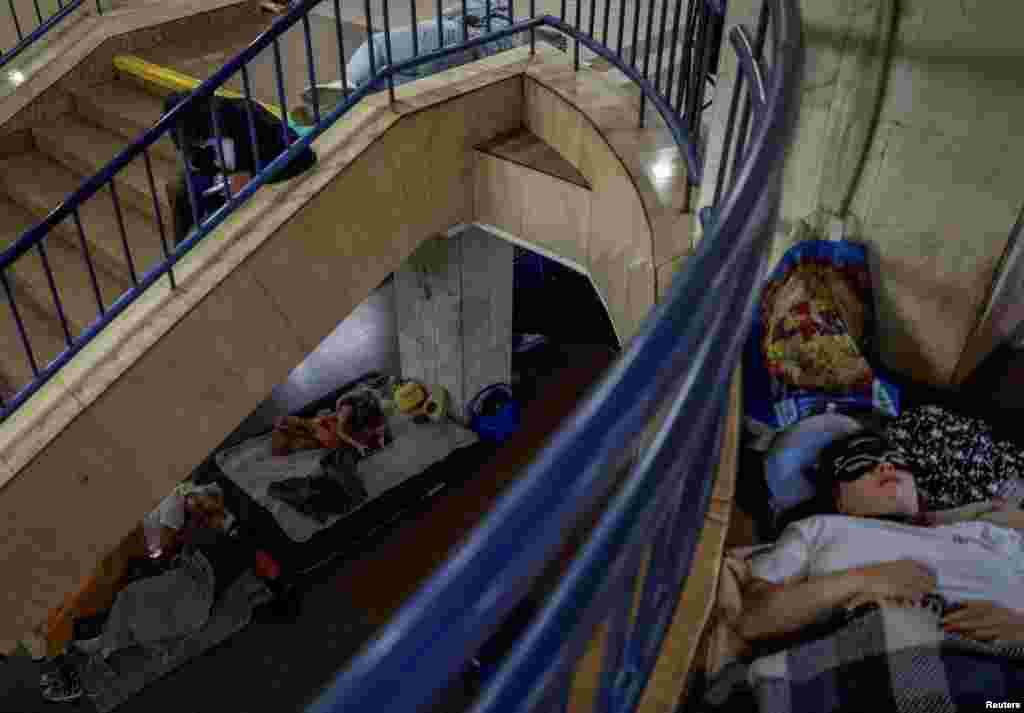 Ljudi borave u hodnicima kijevskog metroa nakon oglašavanja sirene za vazdušnu opasnost, Ukrajina, 21. avgusta.