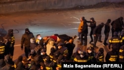 სანდრო აბესაძე აქციიდან გადაჰყავთ სასწრაფო დახმარების მანქანაში. 