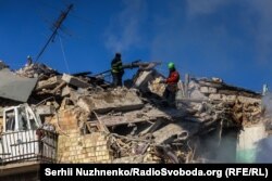 Спасательно-поисковые работы на месте российского удара по жилому дому в Киеве 28 августа 2025 года.