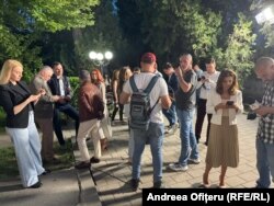 Ziariștii rămân ultimii de campanie de lângă Arcul de Triumf. În curând, Crin Antonescu va ieși să își recunoască înfrângerea.