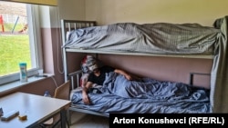 Husam Nmvawi, nga Rripi i Gazës, në Qendrën për Azil në Magurë të Lipjanit. 