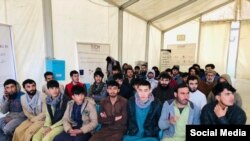 پاکستان کې ګڼ شمېر افغانان بهر هېوادونو ته تګ په انتظار دي. پخوانی انځور