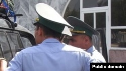 Türkmen polisiýasynyň işgärleri.