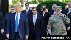 Američki predsjednik Donald Trump, ministar odbrane Mark Esper (u sredini) i general Mark Milley obilaze Episkopalnu crkvu sv. Ivana, oštećenu 1. juna u protestima u Washingtonu, 1. juni