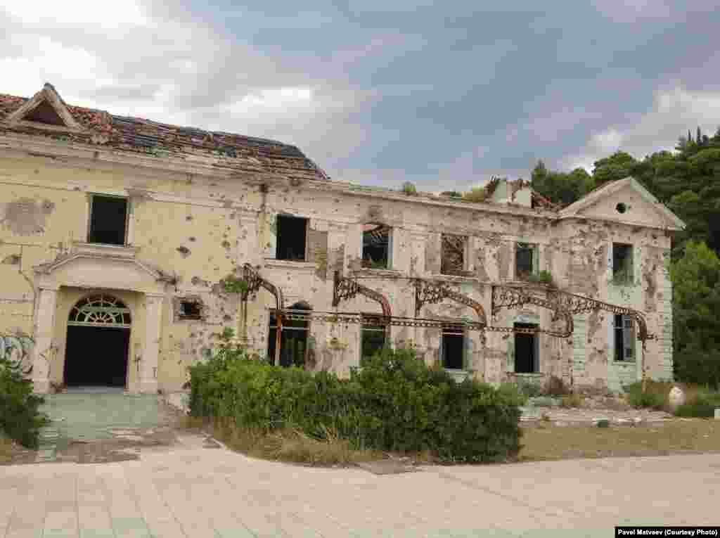 Отель "Гранд", правое крыло фасада