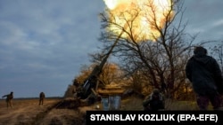 Ukrainian soldiers fire "Pion" self-propelled guns at positions of the Russian Army in the Kherson region on November 9.