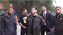 В центрі фото 18-річний син Кадирова Адам Кадиров, секретар Ради безпеки Чечні та начальник відділу безпеки глави Чечні, за ним міністр друку Чечні Ахмед Дудаєв