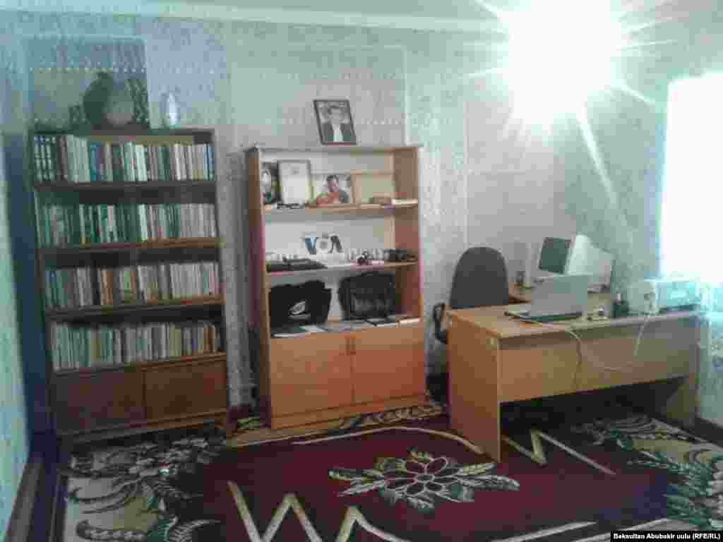 Книги и личные вещи Алишера Саипова.