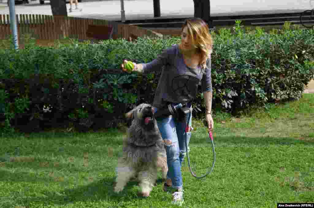 Кристина:&nbsp;"В моей семье есть родственники из Каталонии и Андалусии. И я не поддерживаю отделение от Испании. Я не хотела идти на референдум. Но испанское правительство так себя вело, что превращалось в диктатуру. Так что я пошла и проголосовала за независимость. Но это был голос протеста".&nbsp; &nbsp;&nbsp;