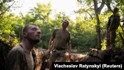 Militari ucraineni scrutând cerul la Kostiantinivka, în Donețk, la 5 iulie 2025. 