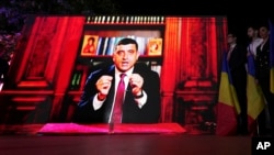 În seara alegerilor, pe 4 mai, George Simion și-a transmis discursul de după aflarea rezultatelor exit poll-urilor pe social media. Susținătorii din fața sediului AUR l-au urmărit pe un ecran.