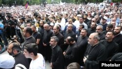Armenia - Supporters of jailed businessman Samvel Karapetian rally in Yerevan, July 4, 2025.
