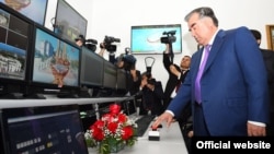 Президент РТ Эмомали Рахмон на открытии двух новых телеканлов. 2016 год