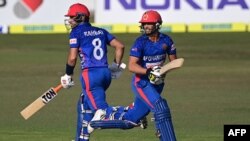 تصویر آرشیف: دو تن از بازیکنان تیم ملی کریکت افغانستان 