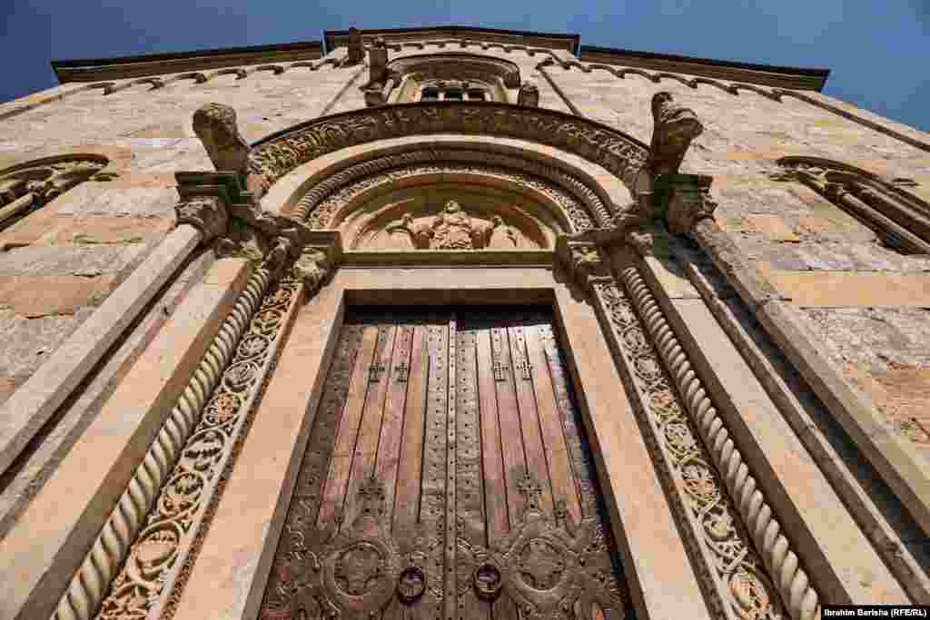 Kosovsko veće za kulturnu baštinu kaže da je crkva izvana mešavina rimskih i gotičkih stilova.