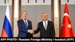 Miniștrii de externe rus, Sergei Lavrov, și turc, Mevlut Cavusoglu, după întâlnirea de la Ankara din 8 iunie 2022.