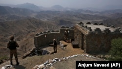 د پاکستان پوځیان په خیبر کې په پوسته کې د پهرې پر مهال - پخوانی انځور. 