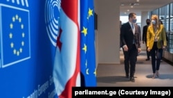 შალვა პაპუაშვილი, საქართველოს პარლამენტის თავმჯდომარე (მარცხნივ), რობერტა მეცოლა, ევროპარლამენტის პრეზიდენტი (მარჯვნივ) 
