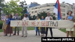 Članovi neformalne grupe "Rusi, Belorusi, Ukrajinci i Srbi zajedno protiv rata" i građani sa transparentom ispred zgrade Predsedništva Srbije u Beogradu, 6. jun 2022.