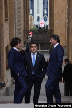 Спикер парламента Шалва Папуашвили (в центре), премьер-министр Ираклий Кобахидзе (слева) и мэр Тбилиси Каха Каладзе во дворе парламента, Тбилиси, 25.11.2024