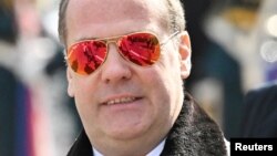 Дмитрий Медведев в очках‑авиаторах на праздновании Дня Победы в 2025 году